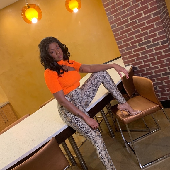 "Simply Orange" neon crop top - Picture 4 of 4